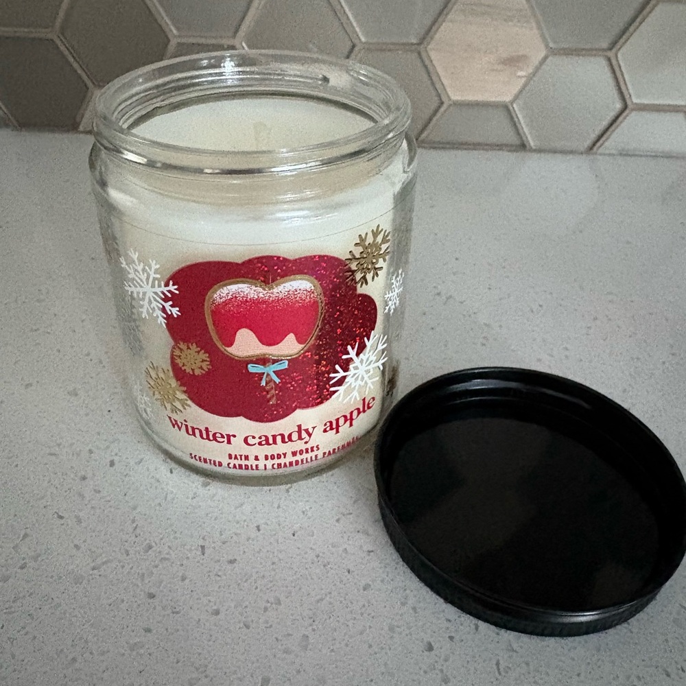 Bath and Body Works - single wick Winter Candy Apple